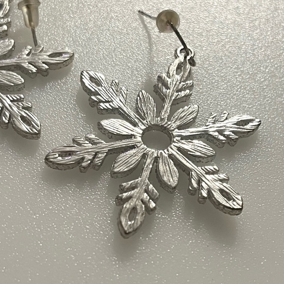 Lot of 2 Christmas Tree and Snowflake Dangle Rhinestone Earrings - Picture 9 of 15